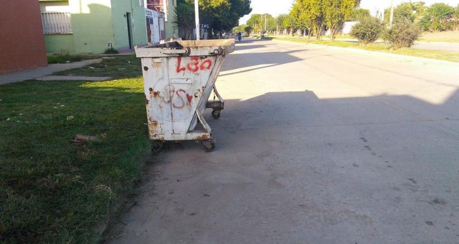Chocó contra un contenedor y está en coma