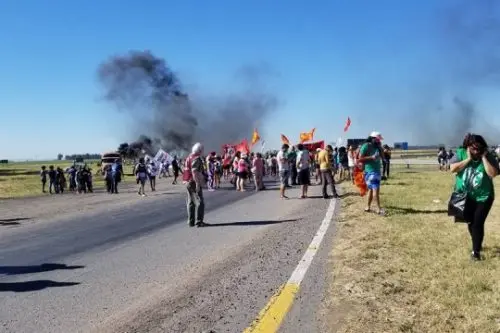 Personal de Fanazul corta la ruta 3 para reclamar por los despidos