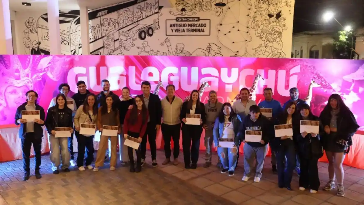 Más de 20 jóvenes recibieron su certificado por finalizar el taller de tallado en telgopor