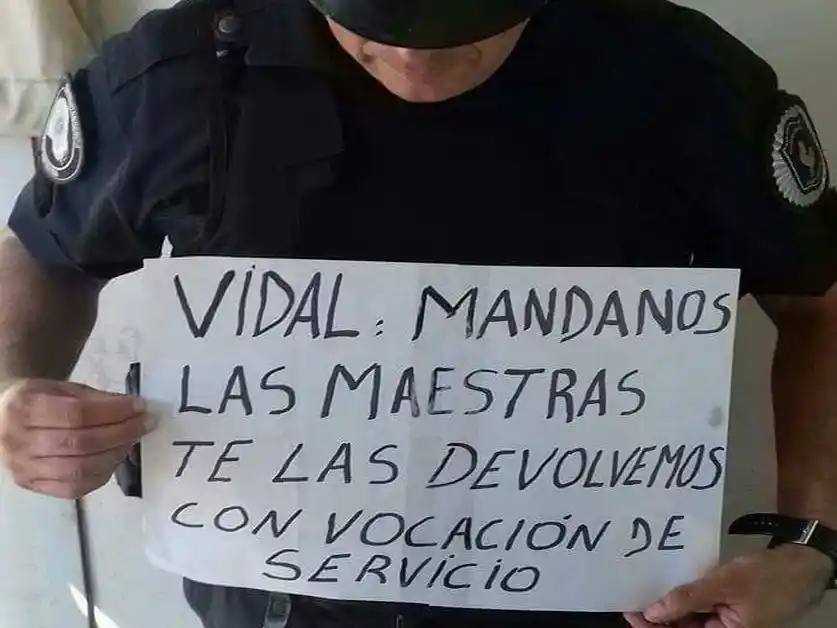 Polémica foto de policía: "Vidal, mandanos las maestras que las devolvemos con vocación de servicio"