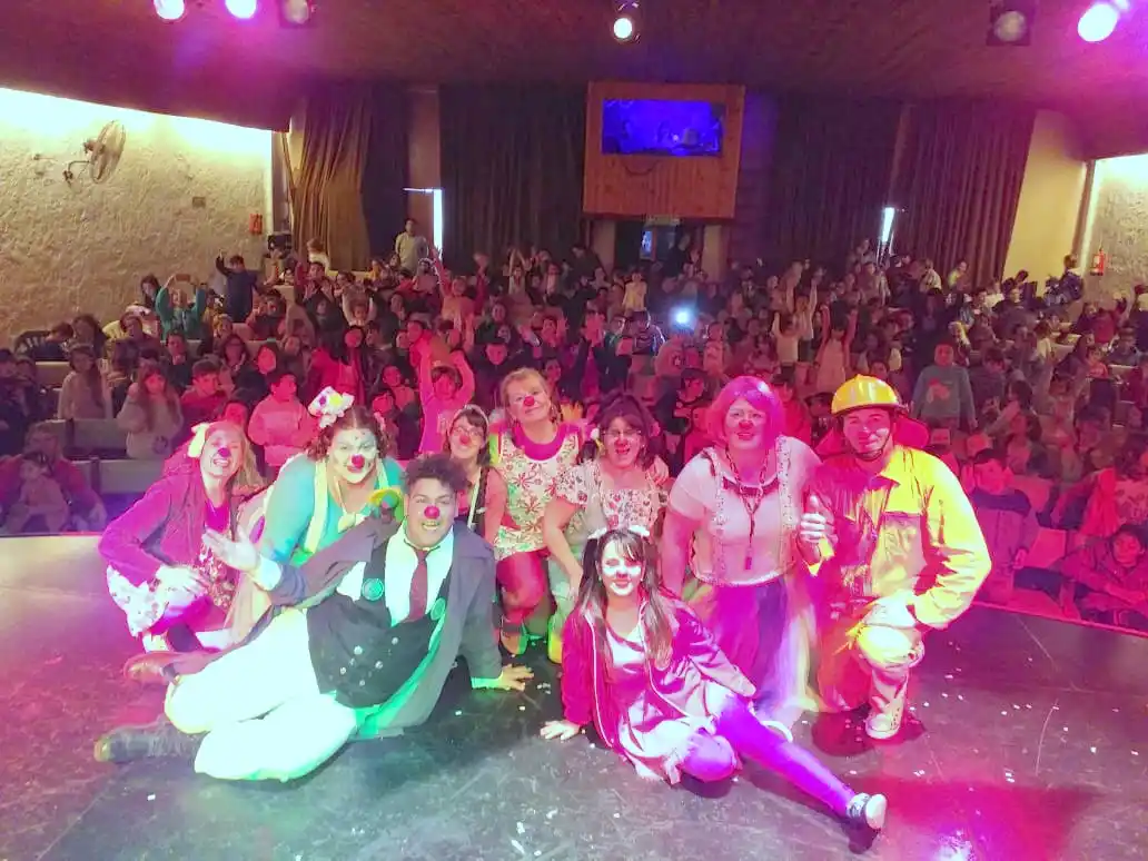 Una compañía de payasos que presenta un show interactivo