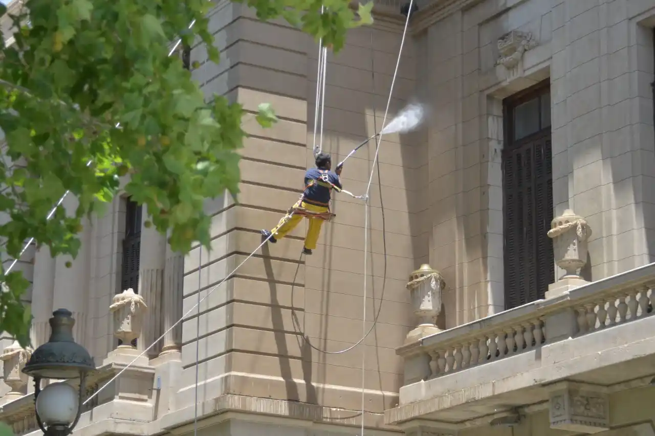 Continúan los trabajos de mantenimiento y puesta en valor del Palacio Municipal