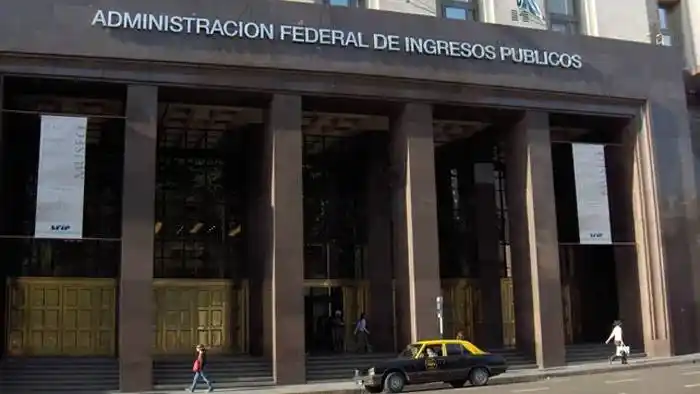 La AFIP detectó irregularidades en 700 cuentas de argentinos en el exterior e investiga otras 1.800