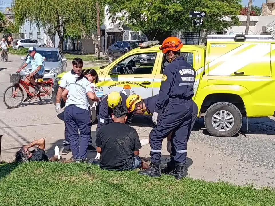 Bomberos atendieron a los jóvenes que protagonizaron el siniestro.