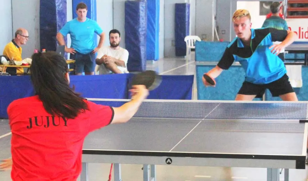 Dos campeones locales en  el torneo de tenis de mesa