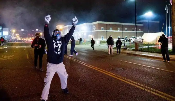 La noche de furia en Ferguson acabó con 61 detenidos