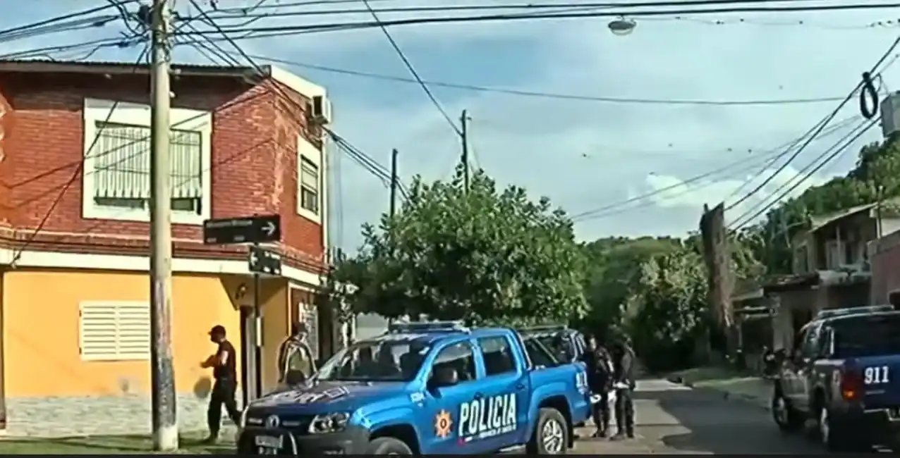 Atacaron a balazos a un hombre en su vivienda: pelea por su vida