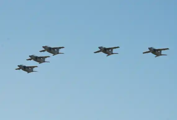 Se reinauguró la pista de aterrizaje de la VI Brigada Aérea con un vuelo bautismo del nuevo Pampa III