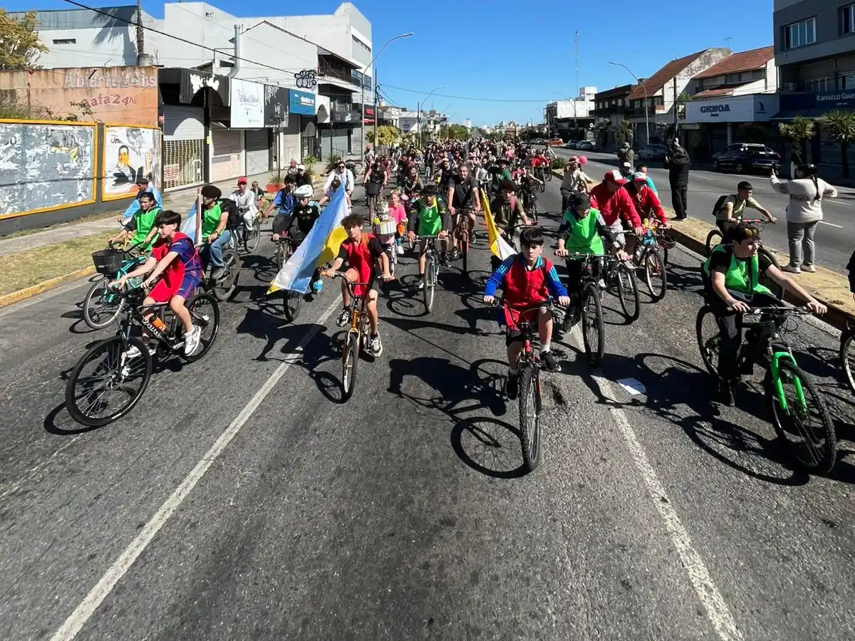 Durante todo el recorrido, cientos de jóvenes, familias y vecinos acompañaron la caravana, que volvió a convertirse en un símbolo de unión, esperanza y compromiso social.