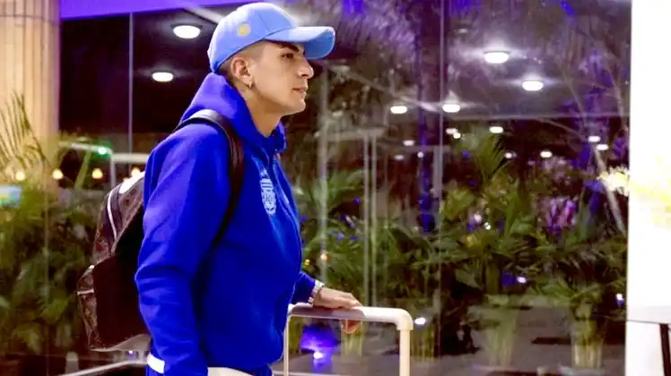 Thiago Almada llegando a Maturín. El jugador de Botafogo podría ser titular ante Venezuela.