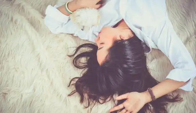 Mitos y verdades de dormir con máscaras capilares