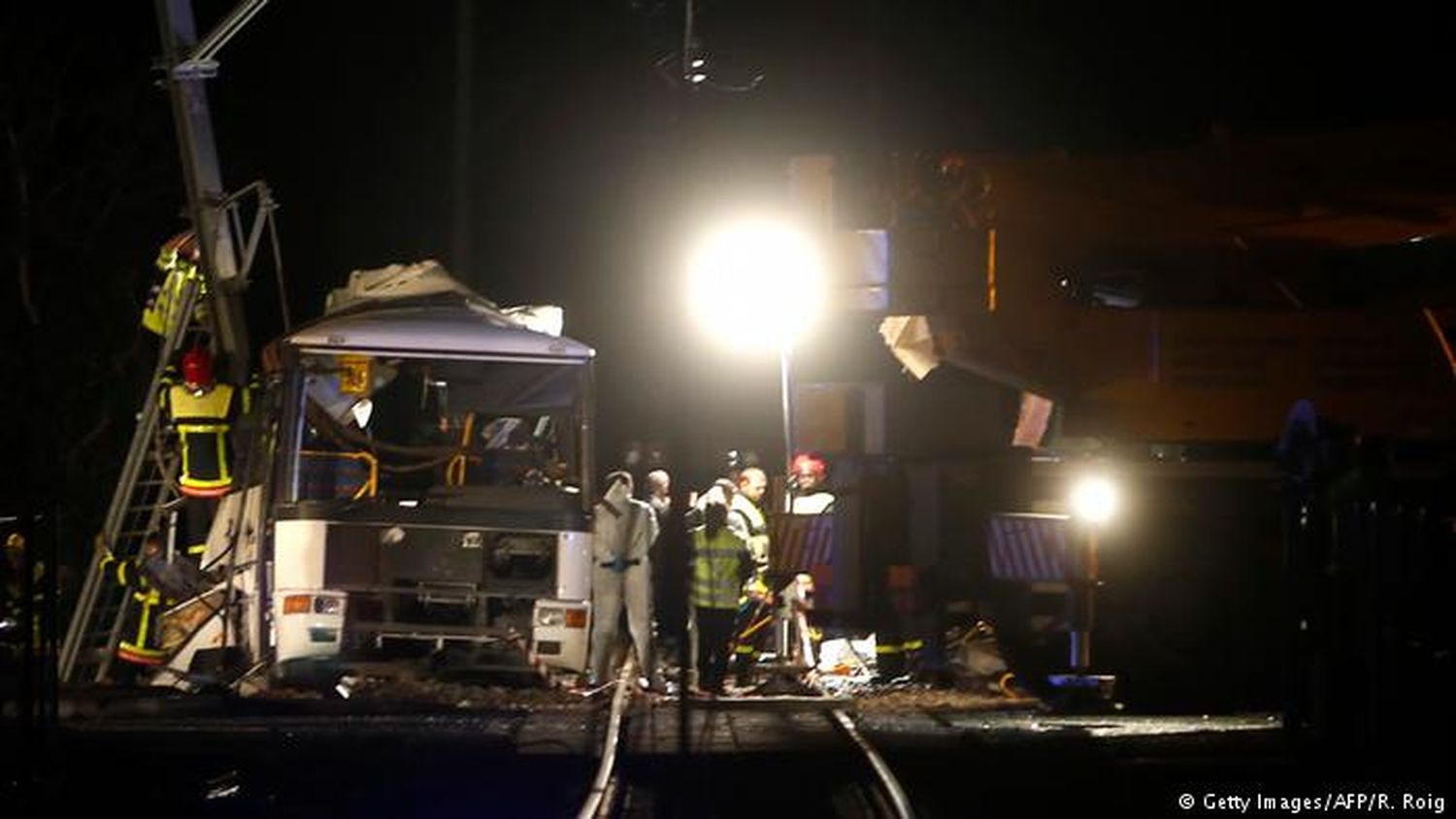 Crece saldo mortal por colisión de tren y autobús en Francia