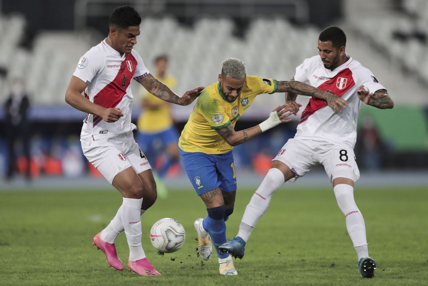 Maniobra Neymar, entre Santamaría y Peña.