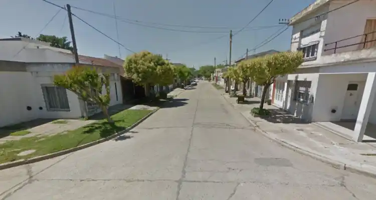 Motochorros le arrebataron la cartera a una mujer en bicicleta