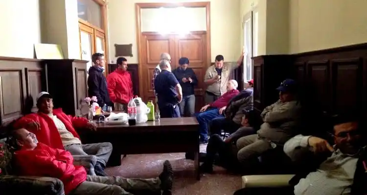 Trabajadores “tomaron” la municipalidad