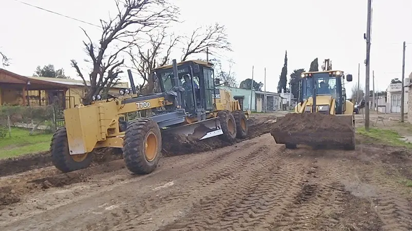 Realizan trabajos de nivelado de calles y cordón cuneta