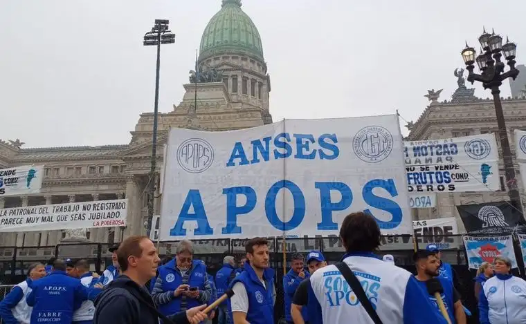 Organizaciones sindicales se concentran frente al senado