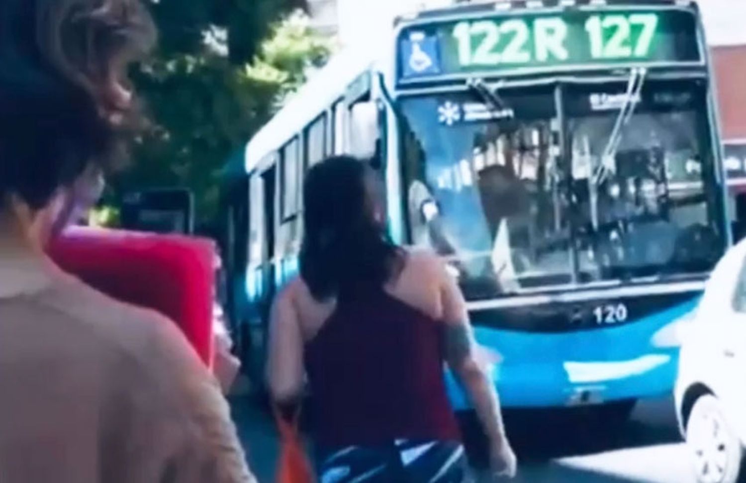 Video: una mujer le arrojó piedras a un colectivo en pleno centro de Rosario porque tardó en llegar