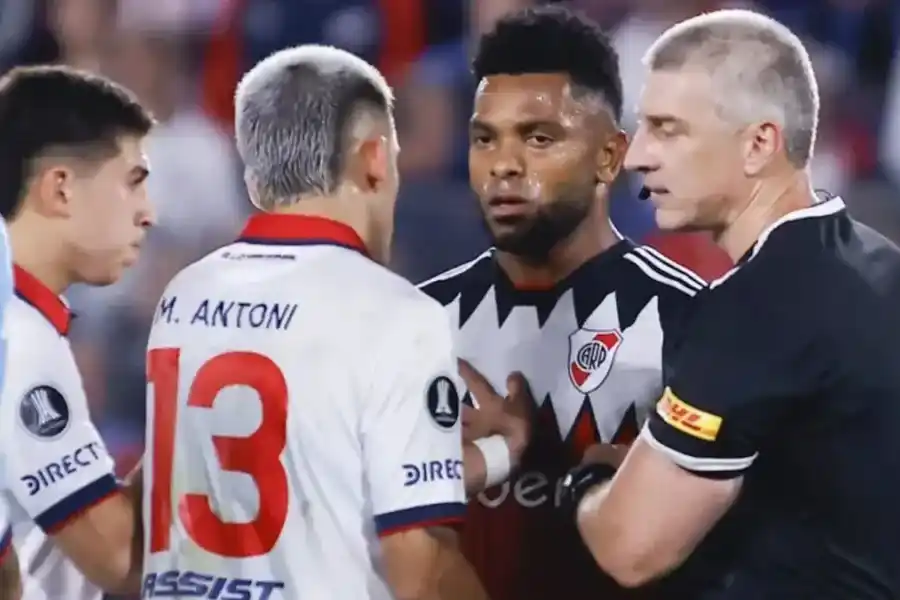 La durísima sanción que recibiría el árbitro del duelo entre River y Nacional