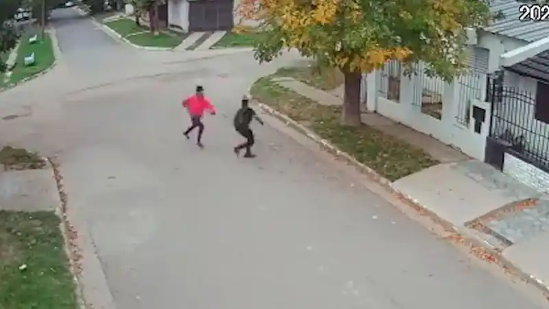 Inseguridad en Entre Ríos: Le roba mochila a un adolescente y le patea la cabeza antes de irse