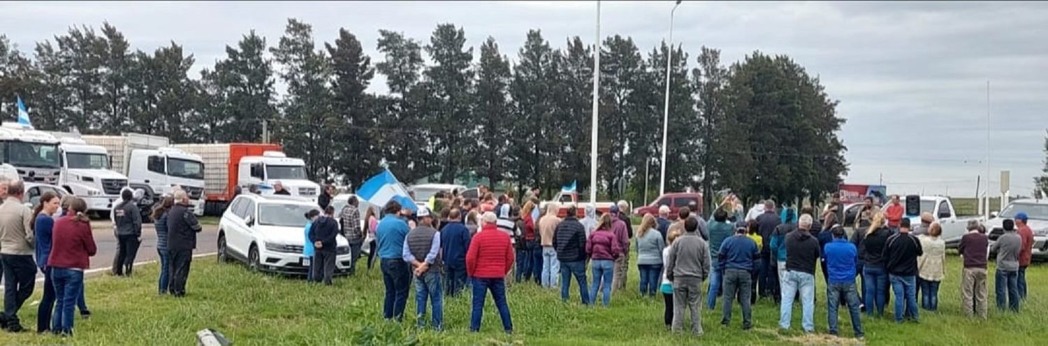 Productores avícolas se concentraron para repudiar bloqueo sanitario a empresa correntina