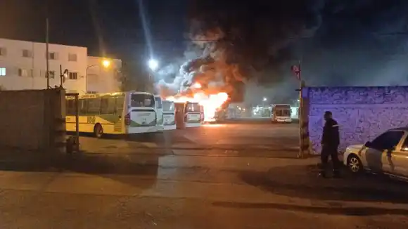 Berazategui: Varios colectivos afectados por el fuego en la terminal de una empresa