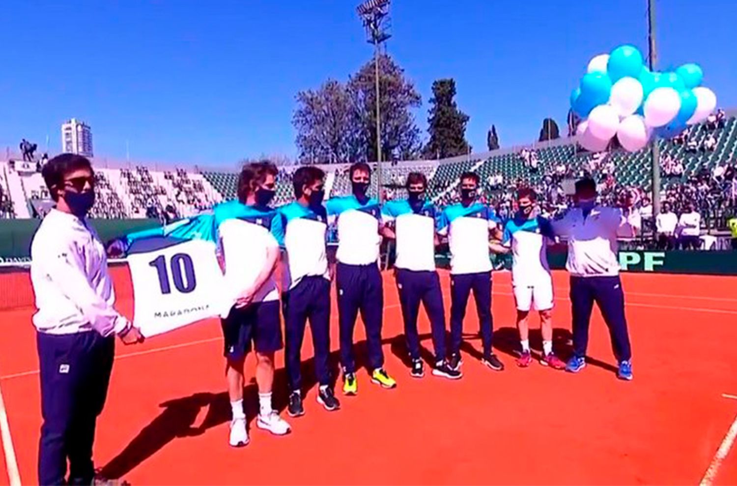 El equipo argentino de Copa Davis le rindió un homenaje a Diego Maradona