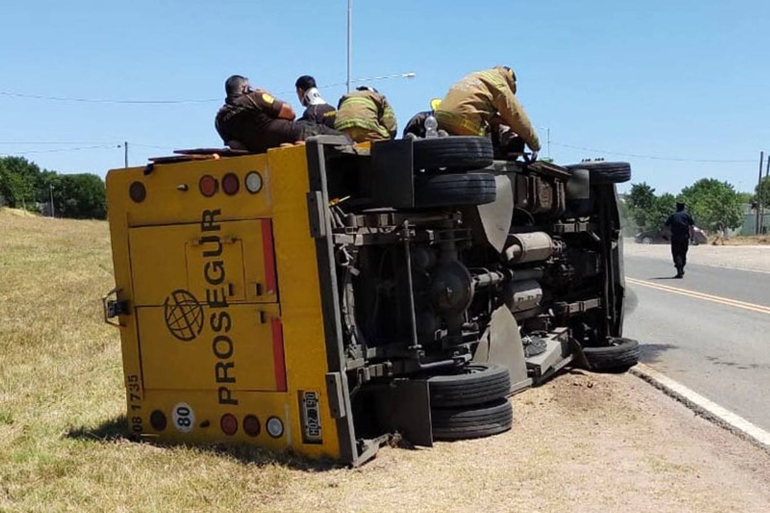 Volcó un camión de caudales que habría intentado esquivar una moto