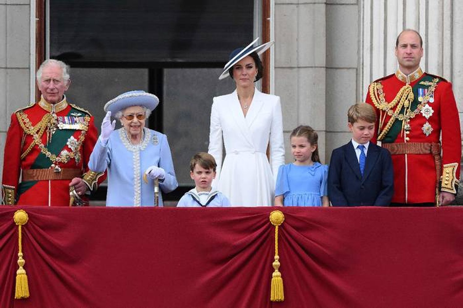 Así iniciaron los festejos en honor al Jubileo de la Reina Isabel II