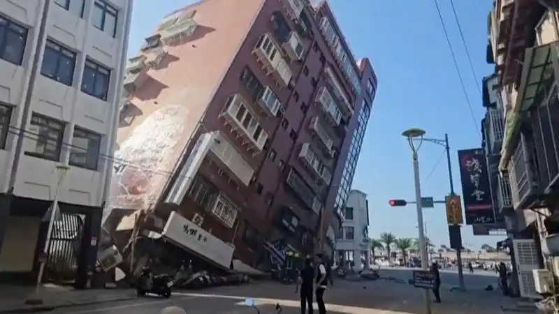Terremoto en Taiwán dejó al menos nueve muertos y más de 700 heridos: buscan sobrevivientes entre escombros
