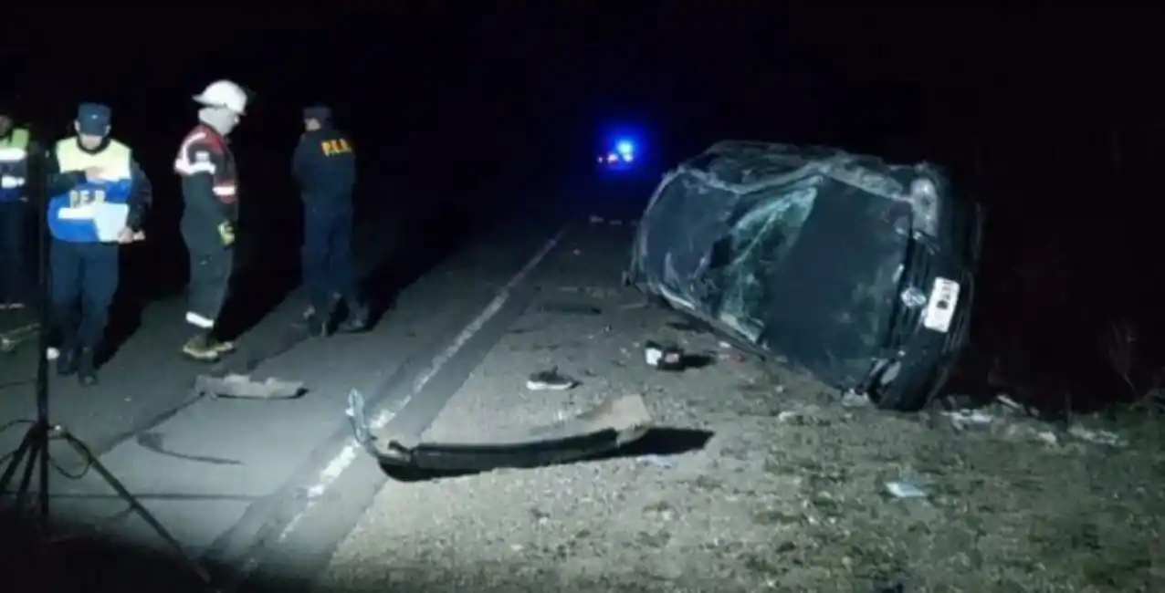 Un conductor se distrajo jugando con su celular, causó un accidente y murieron dos personas