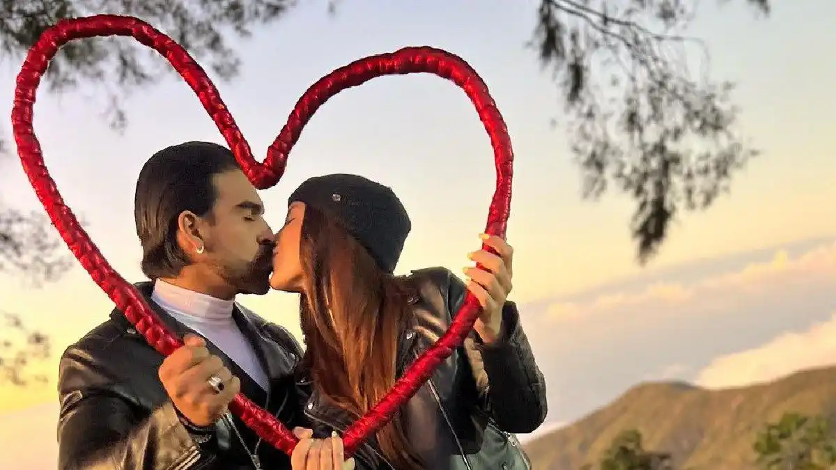 ¡QUE VIVA EL AMORRR! Así de romántico entregó Jesús de Alva la roca a su novia (video)