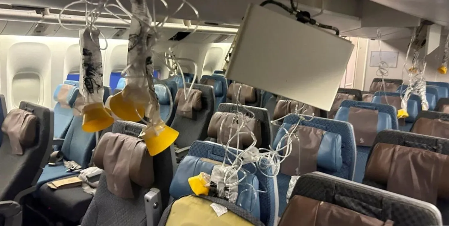 Interior del vuelo SQ321 de Singapore Airline tras un aterrizaje de emergencia.