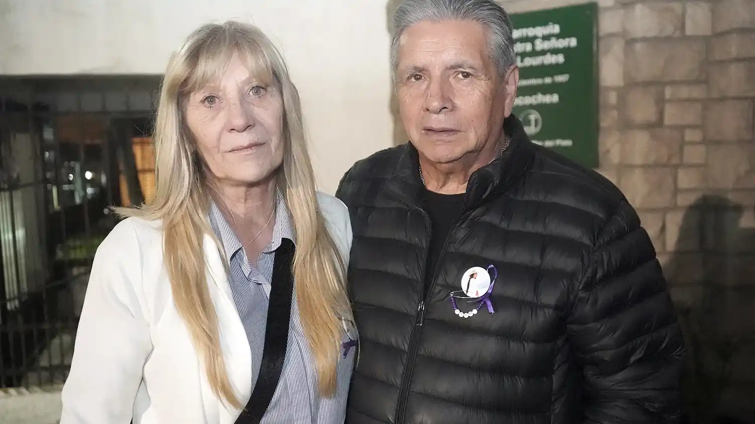 Juntos y en paz. Stella Maris Gómez y Felipe Vera, los padres de Magalí, tras la misa que se hizo para recordarla