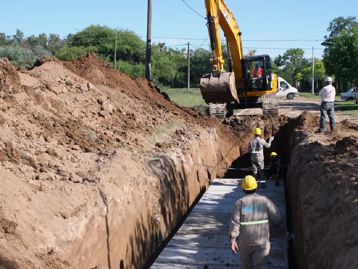 Arroyito: comenzó  la obra de master desagüe en calle Mitre     