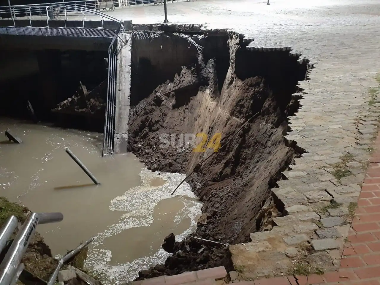 Video: se desmoronó parte de la barranca del Parque España en Rosario