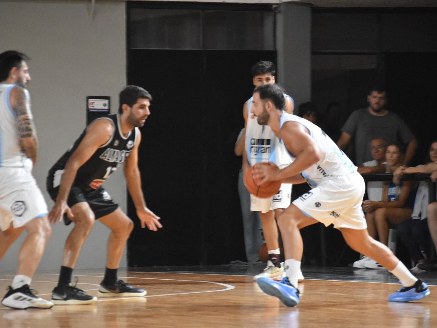 La Crema sumó su segunda derrota 84 a 75 ante Almagro en Esperanza. Foto: @OficialAMSyD ·