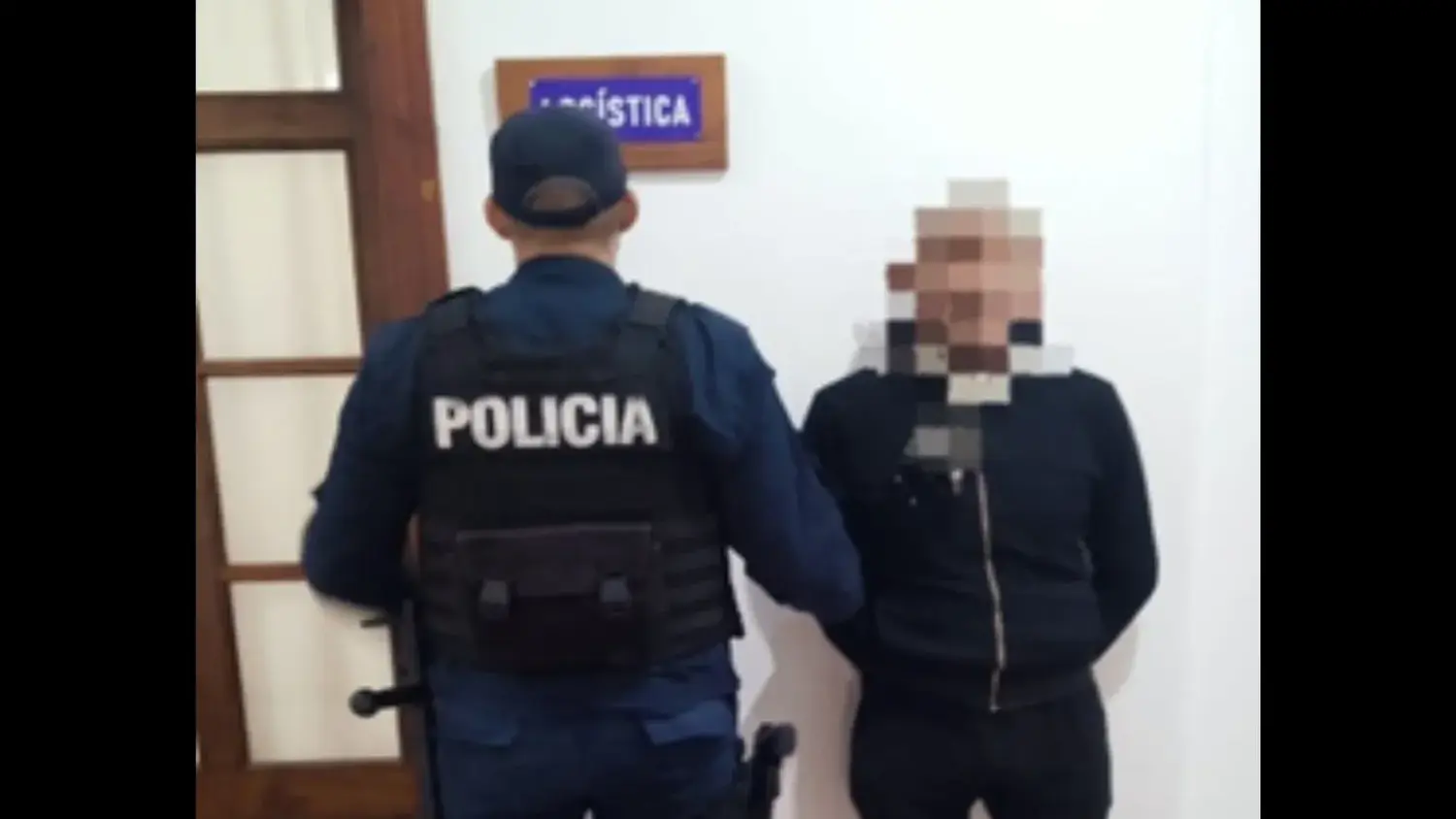Un hombre fue detenido tras ser acusado de robarle el celular a una mujer aprovechándose de su confianza.