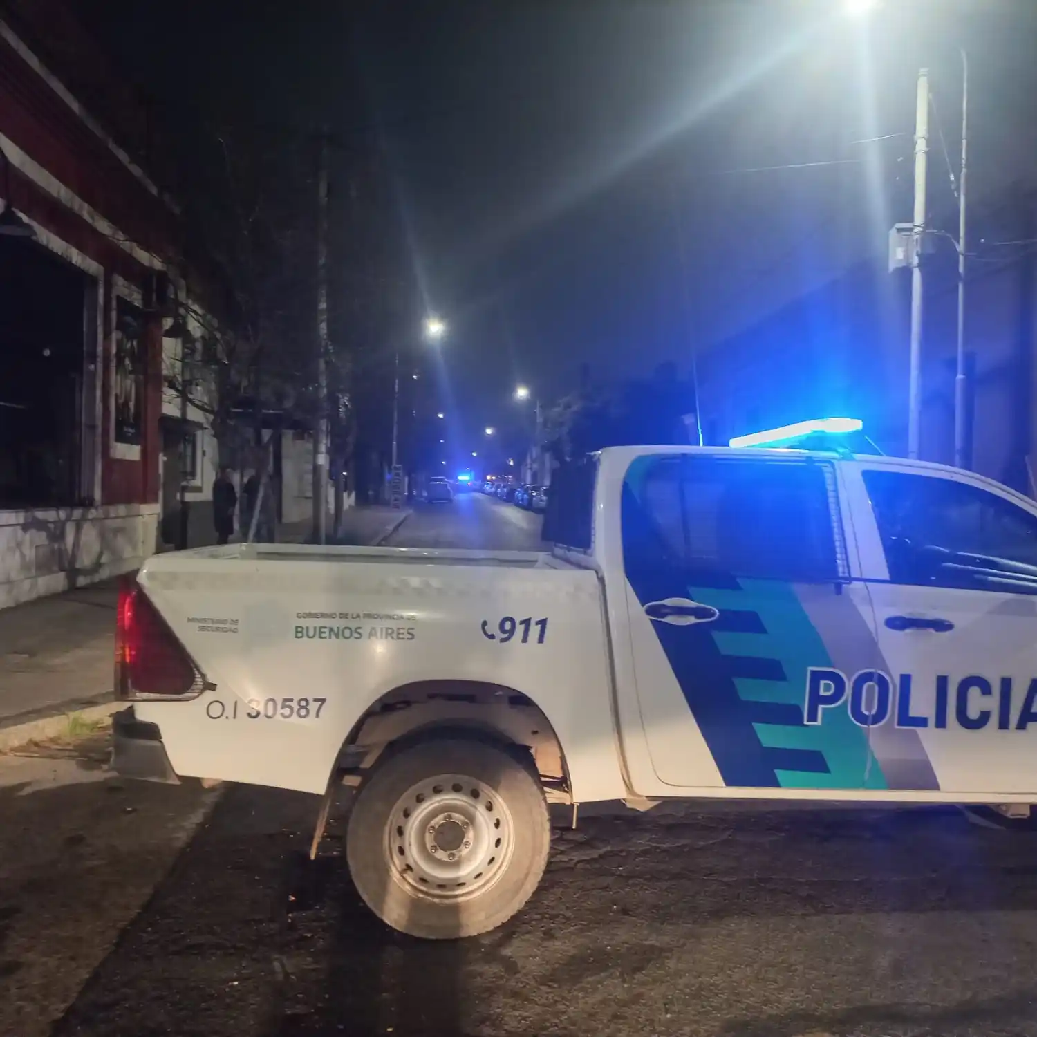En la esquina de Constitución y 14 de Julio un móvil policial cortó el tránsito. En la esquina con 25 de Mayo peritos trabajaban en la escena trágica.