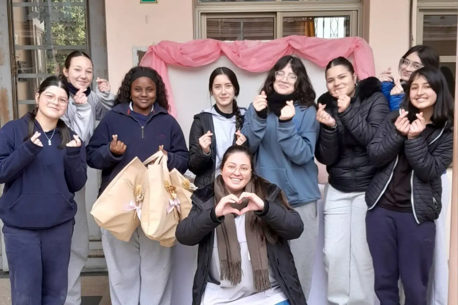 Estudiantes confeccionaron 100 almohadones para pacientes con cáncer de mama: la iniciativa de una alumna de intercambio