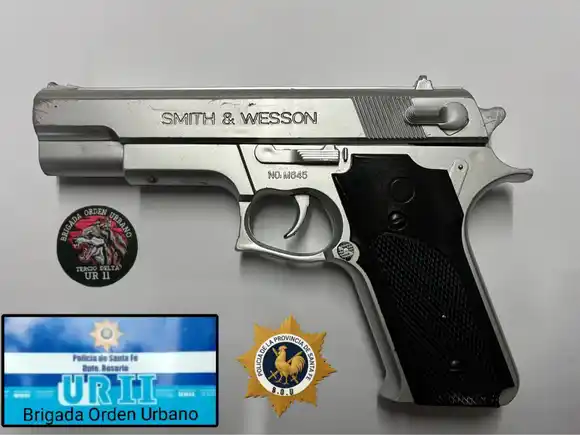 Descubrieron a dos adolescentes de 17 años con una pistola falsa en macrocentro