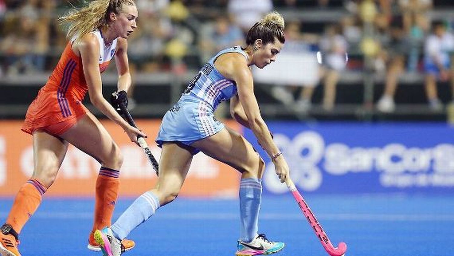 Las Leonas dominó a Holanda en el primer duelo