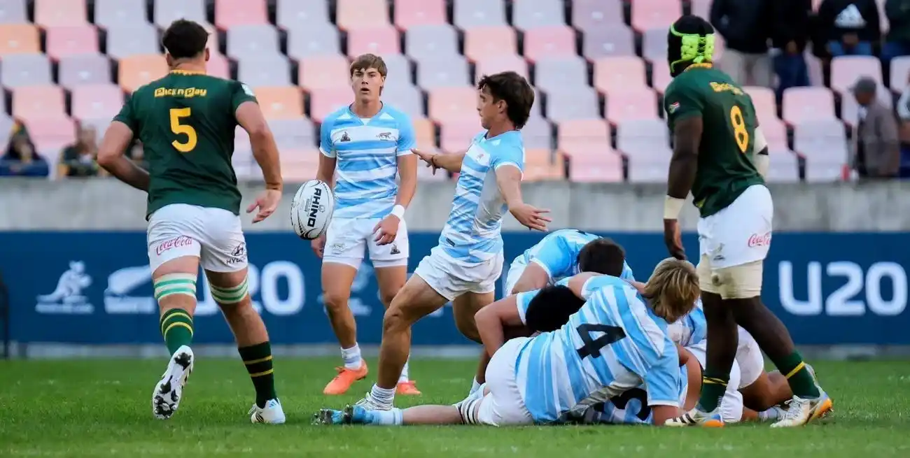 Ignacio Zabella, medio scrum de Los Pumitas y de Capibaras XV, a punto de patear un "cajón. Foto: Prensa UAR - Gaspafotos (Michael Sheehan).