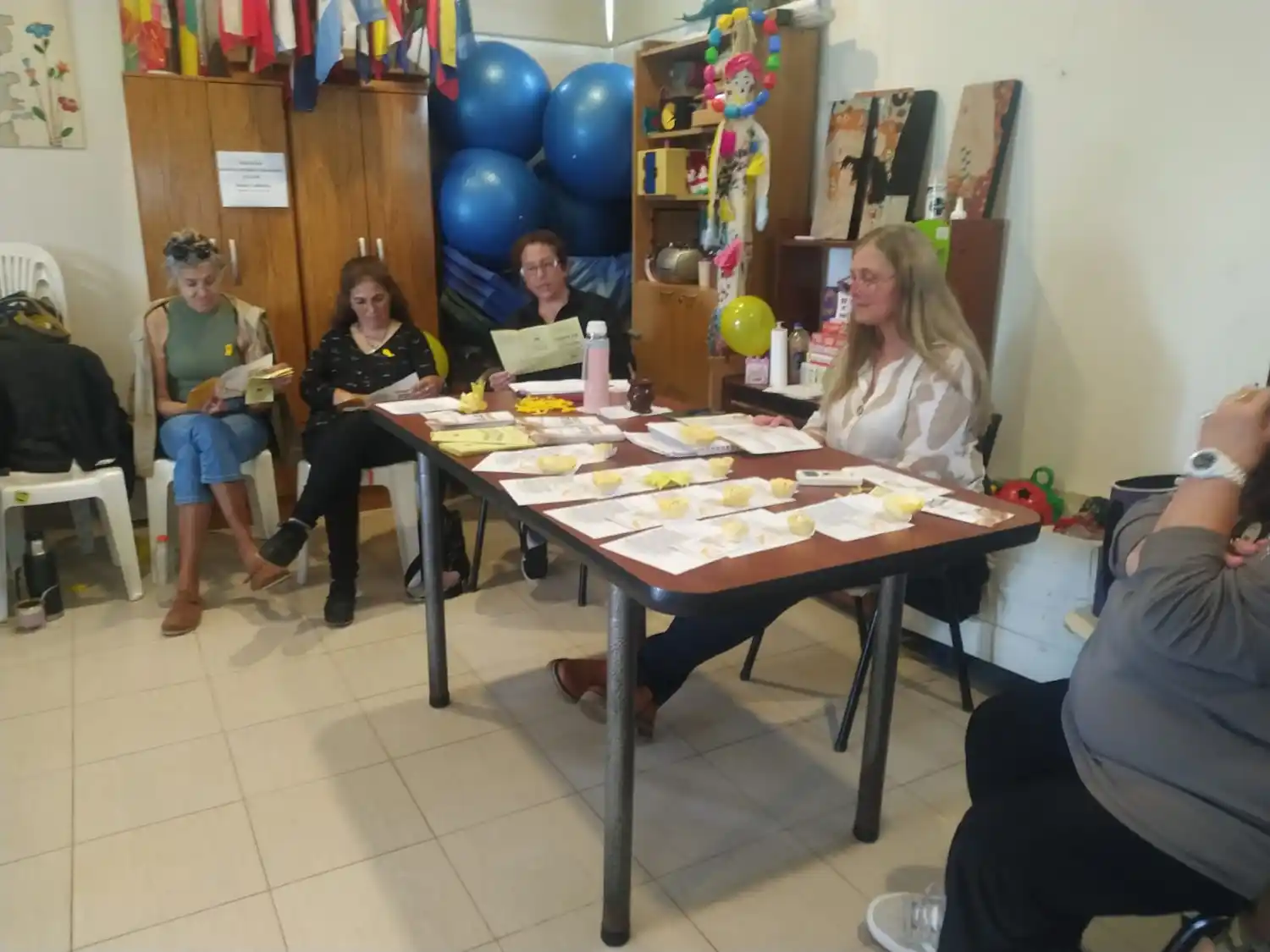 La psicóloga Gloria Muchiut coordinó la actividad enfocando en la importancia de un abordaje comunitario del tema. Foto: Gentileza.