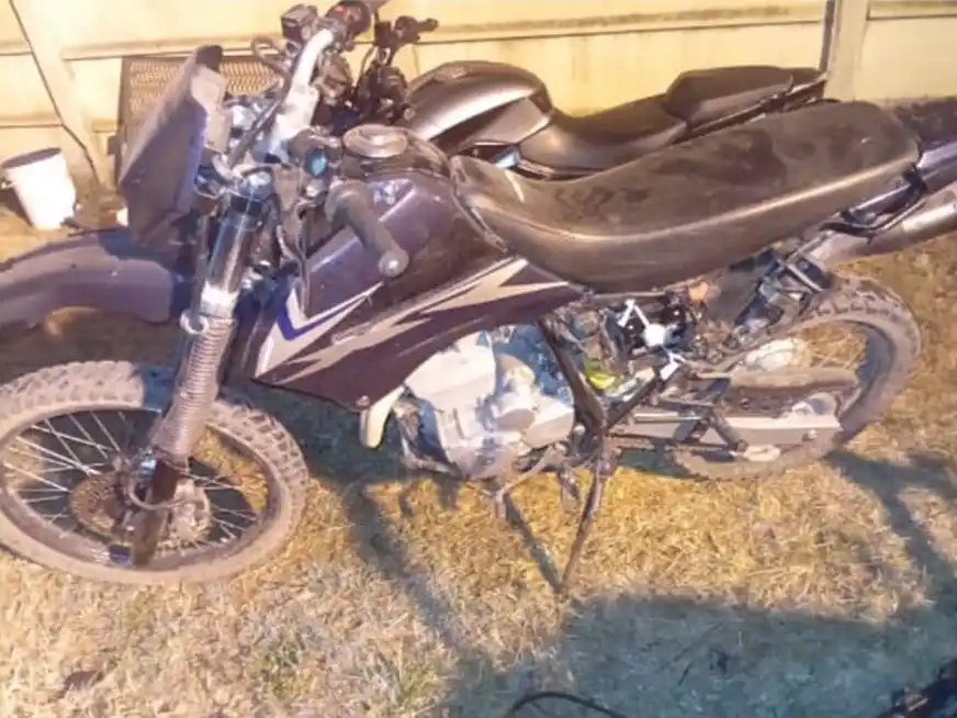 Se incautó una Honda XR250 Tornado, robada en abril de 2025 en jurisdicción de la Comisaría Segunda, en este caso bajo la modalidad de robo.