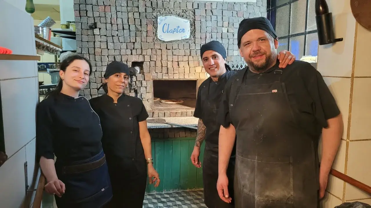 Parte del gran equipo de Clapton con el horno a la piedra.