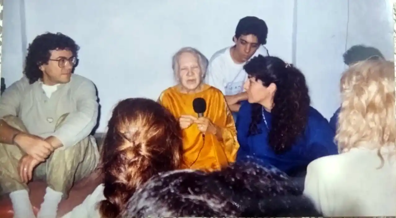 Emma Sosa junto a Mataji Indra Devi-