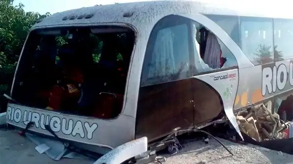 Fatal accidente en Villaguay: tres muertos al chocar un colectivo contra un puente