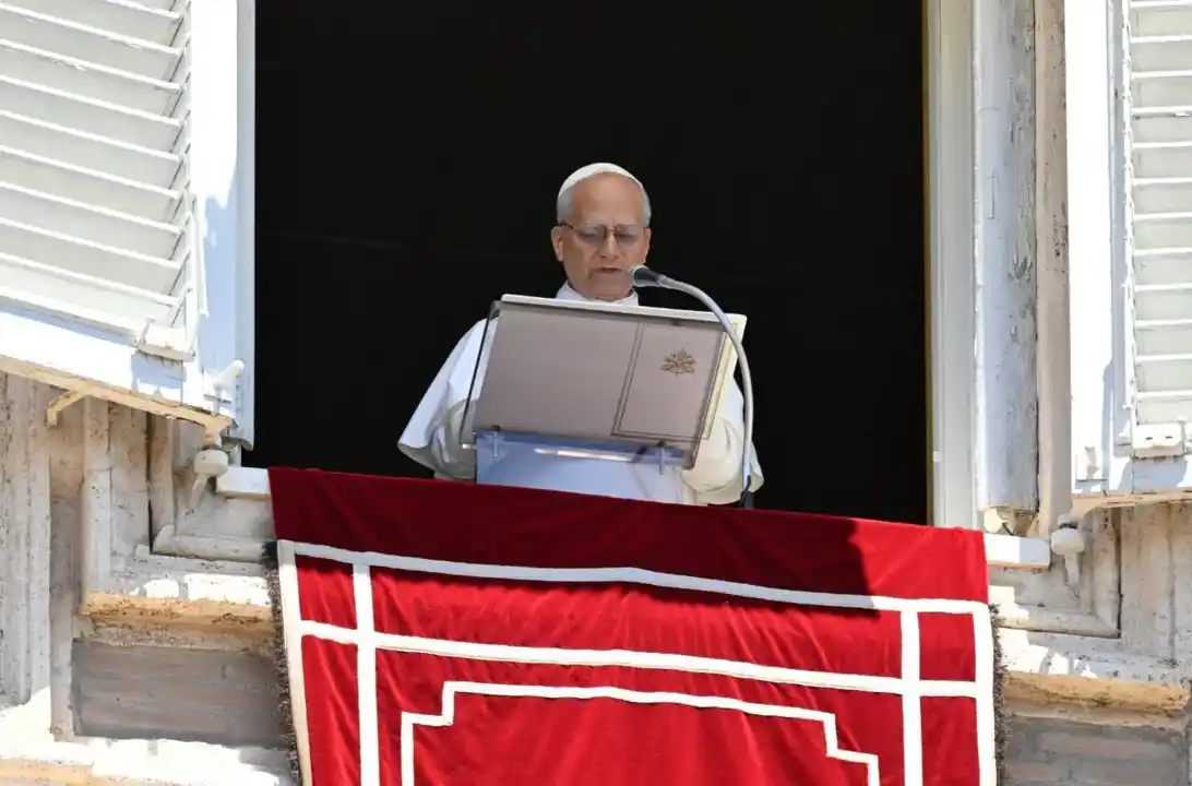 León XIV llamó a silenciar las armas y reconoció la igual dignidad entre hombres y mujeres ante miles de fieles en San Pedro.