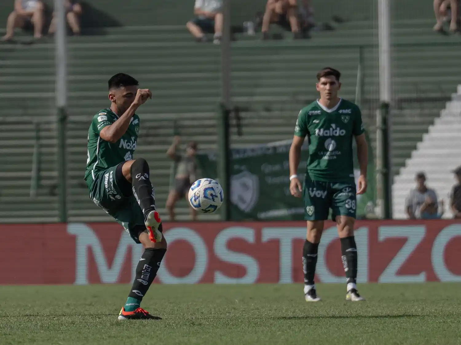 Sarmiento lo dio vuelta con dos penales y festejó